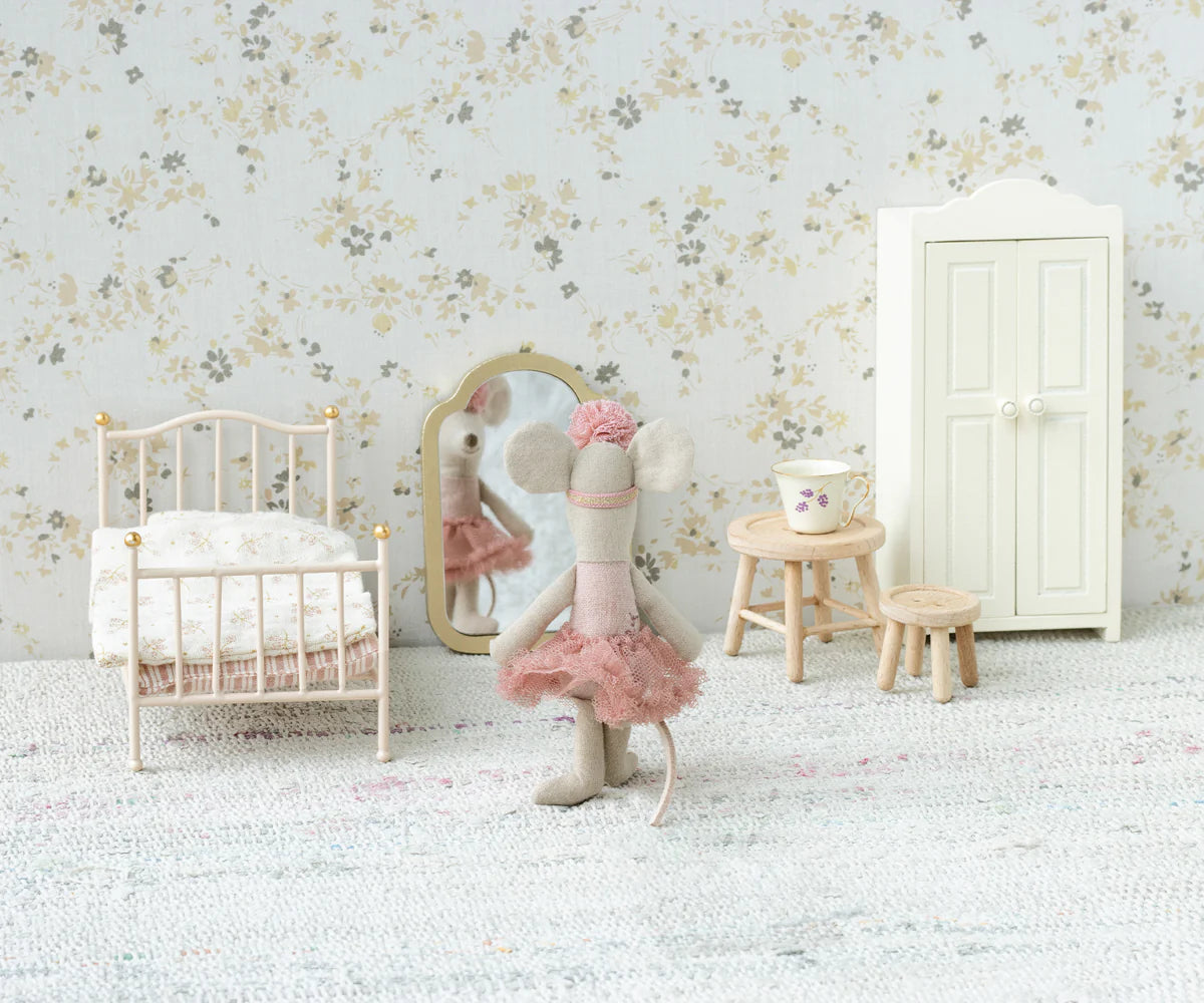 Rosa Vintage-Bett von Maileg - perfekt für das Mäusehaus