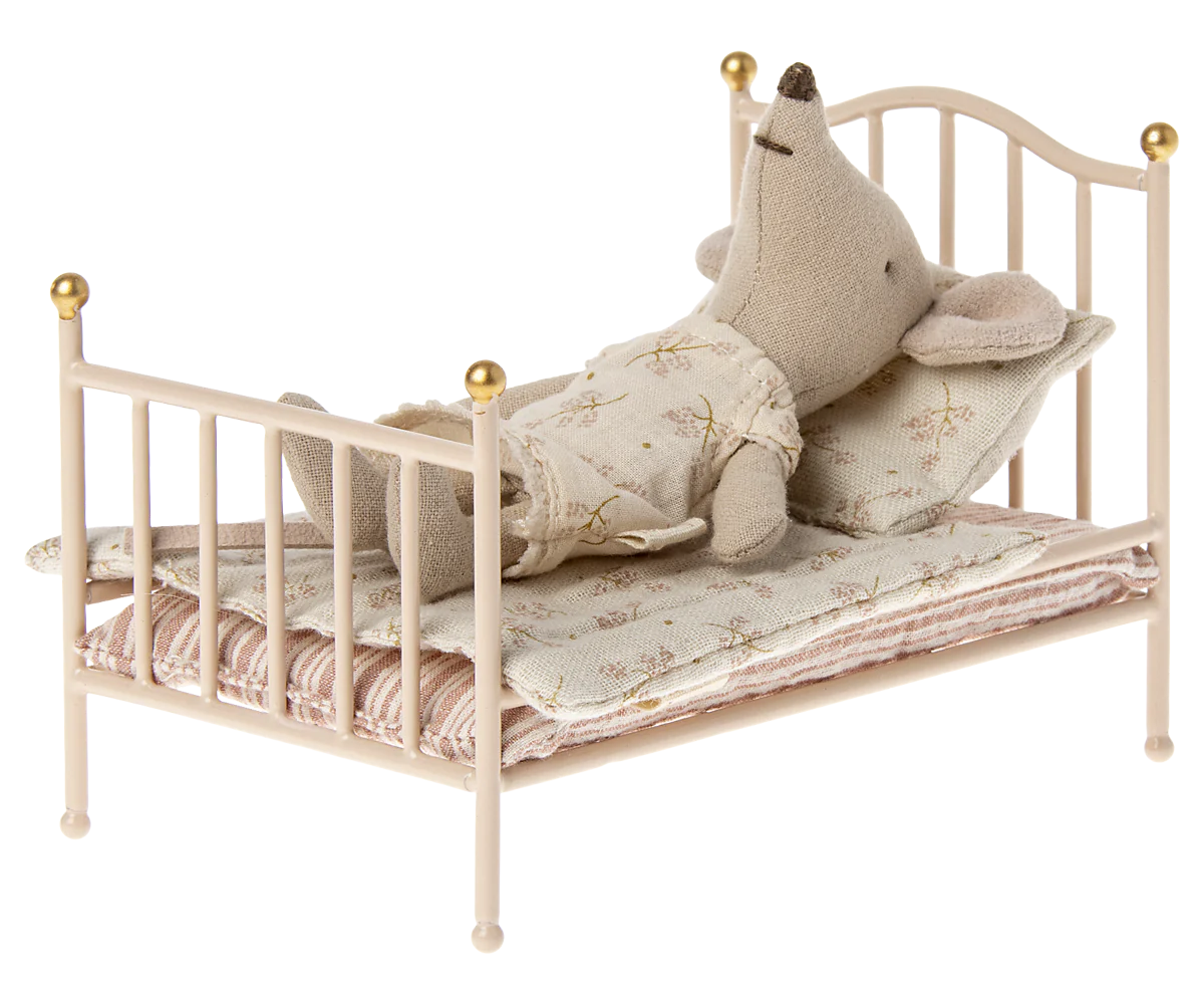 Rosa Vintage-Bett von Maileg - perfekt für das Mäusehaus