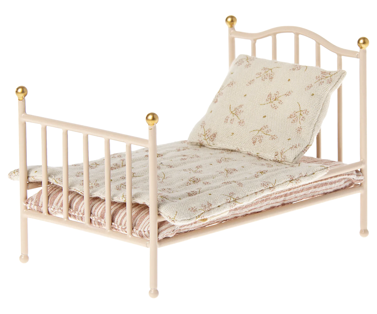 Rosa Vintage-Bett von Maileg - perfekt für das Mäusehaus
