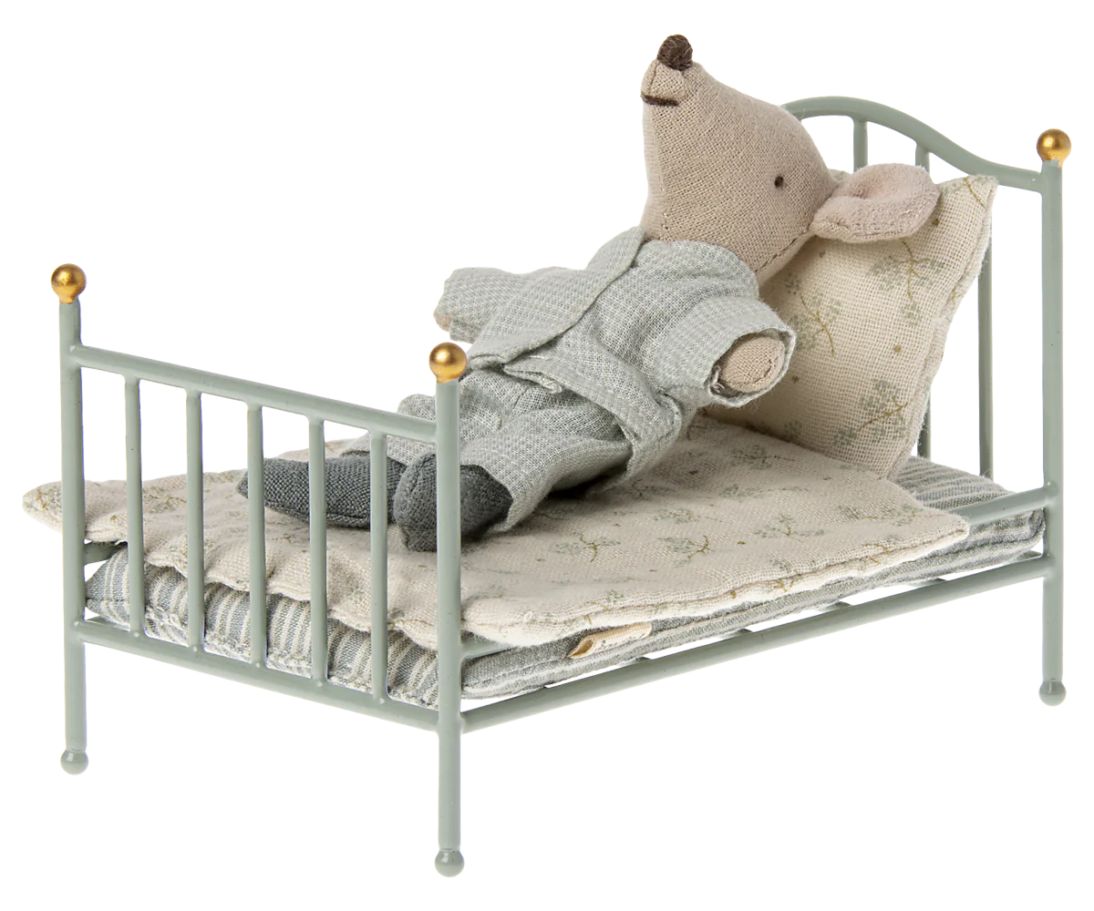 Hellblaues Vintage-Bett von Maileg - perfekt für das Mäusehaus
