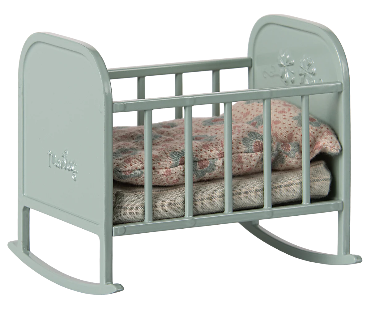 Blaue Baby-Wiege von Maileg - perfekt für das Mäusehaus