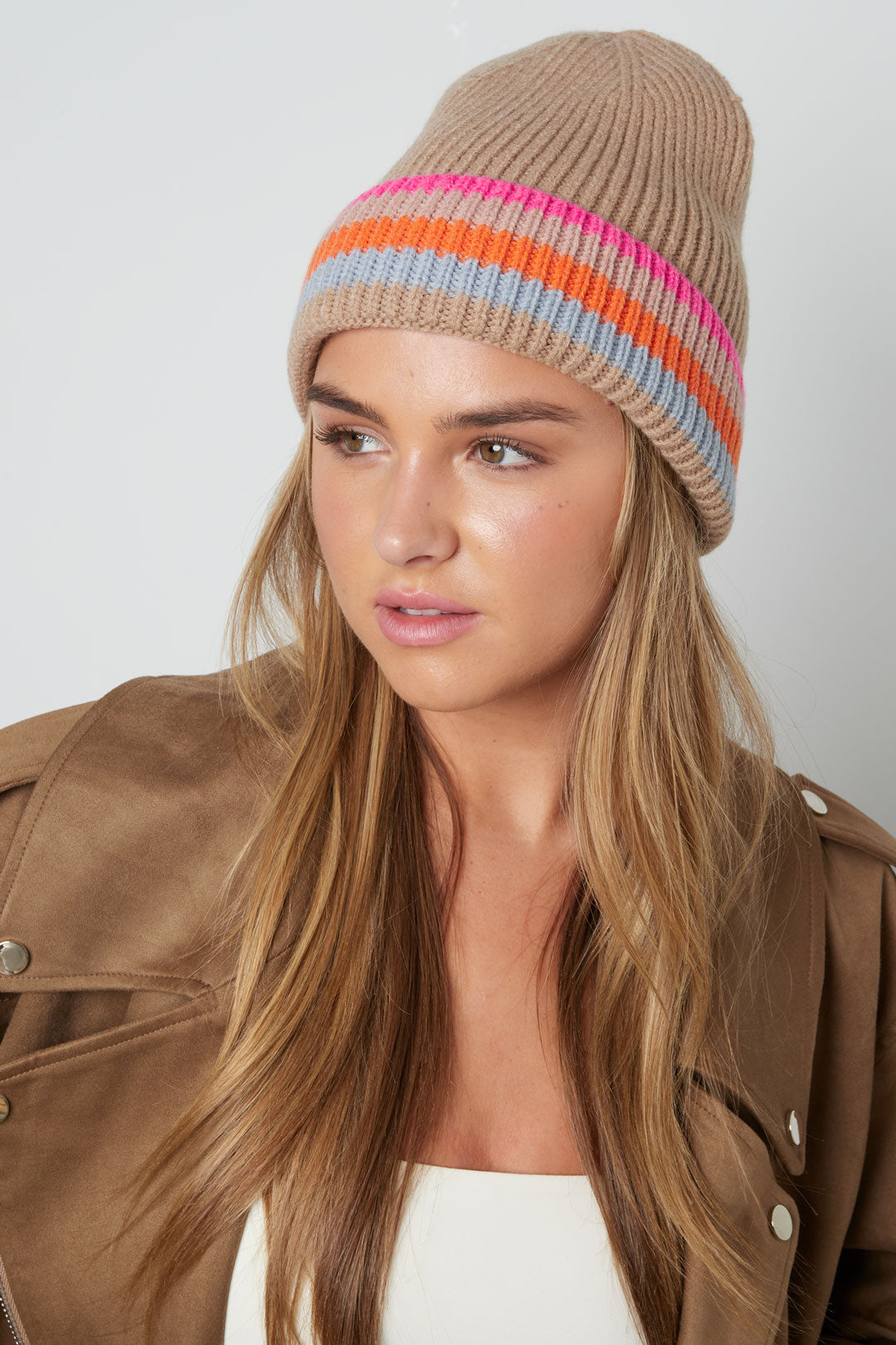 Strickmütze mit bunten Streifen, verschiedene Farben
