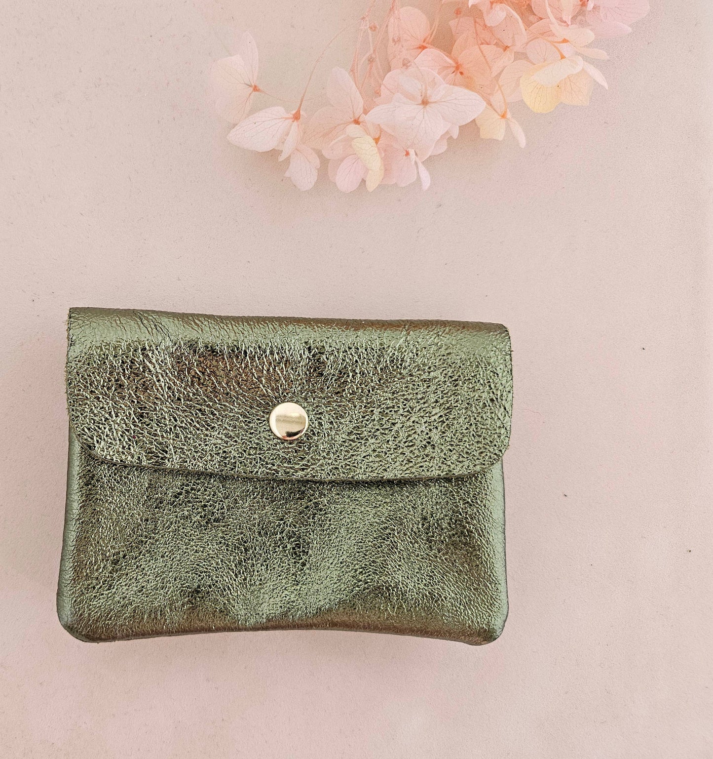 Kleine, stylische Geldbörse in "Moosgrün" aus metallischem Leder