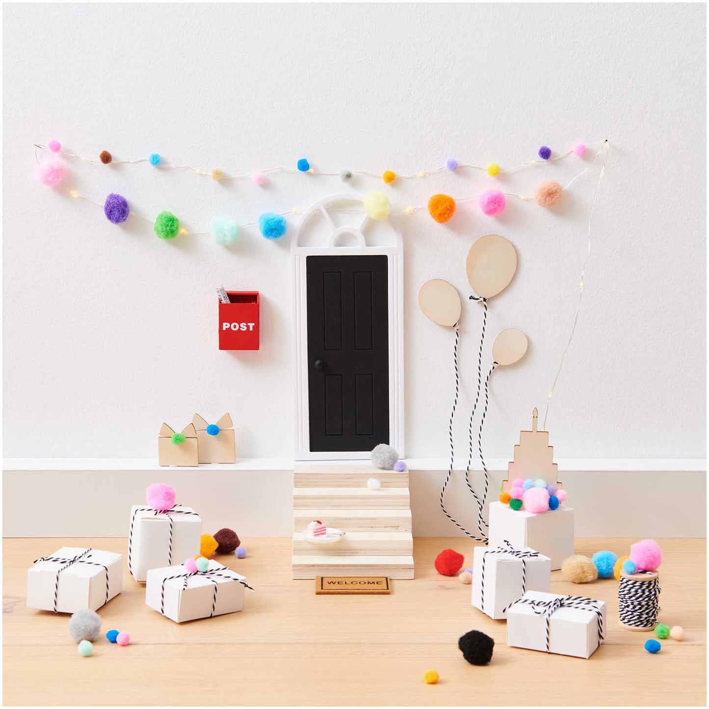 Miniatur Tür mit Bogen in Schwarz-Weiß für Wichtel von Rico Design, 10x24cm