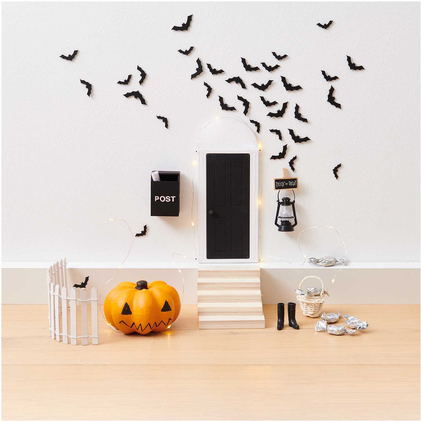 Miniatur Tür mit Bogen in Schwarz-Weiß für Wichtel von Rico Design, 10x24cm