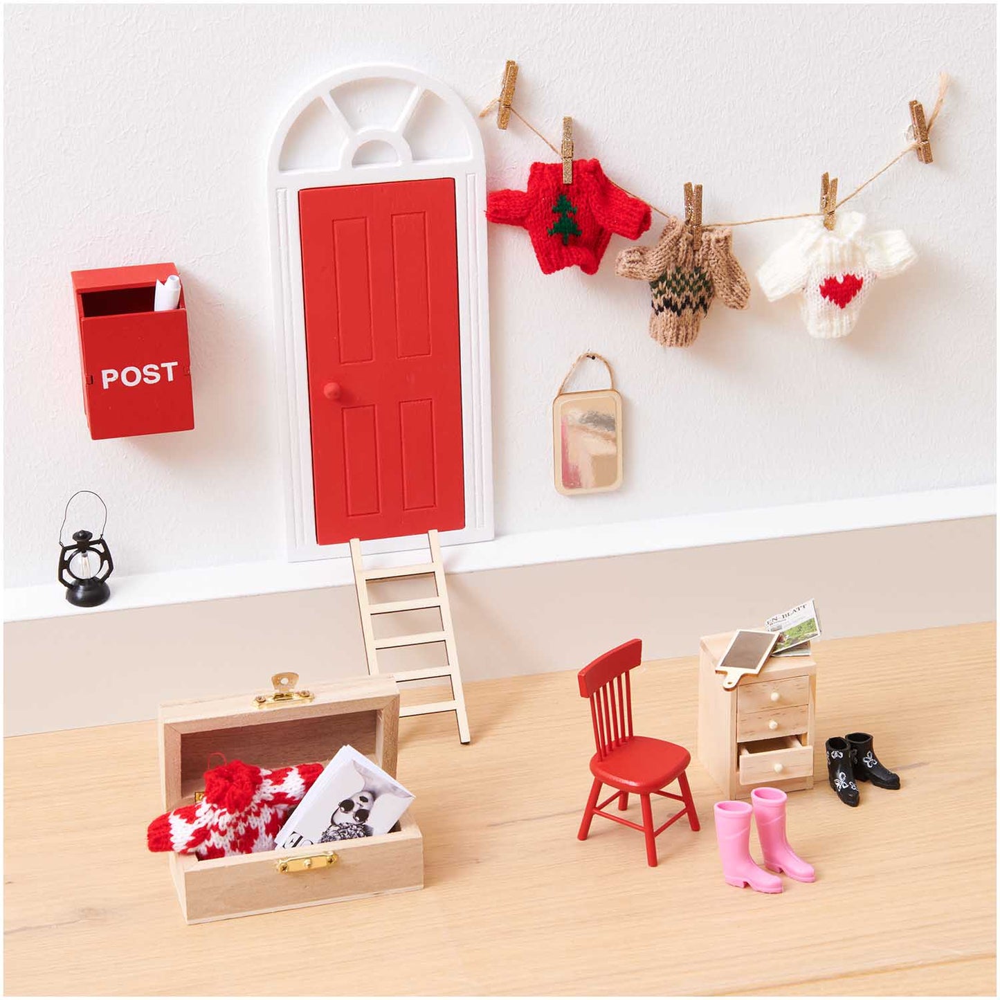 Miniatur Tür mit Bogen in Rot-Weiß für Wichtel von Rico Design, 10x24cm