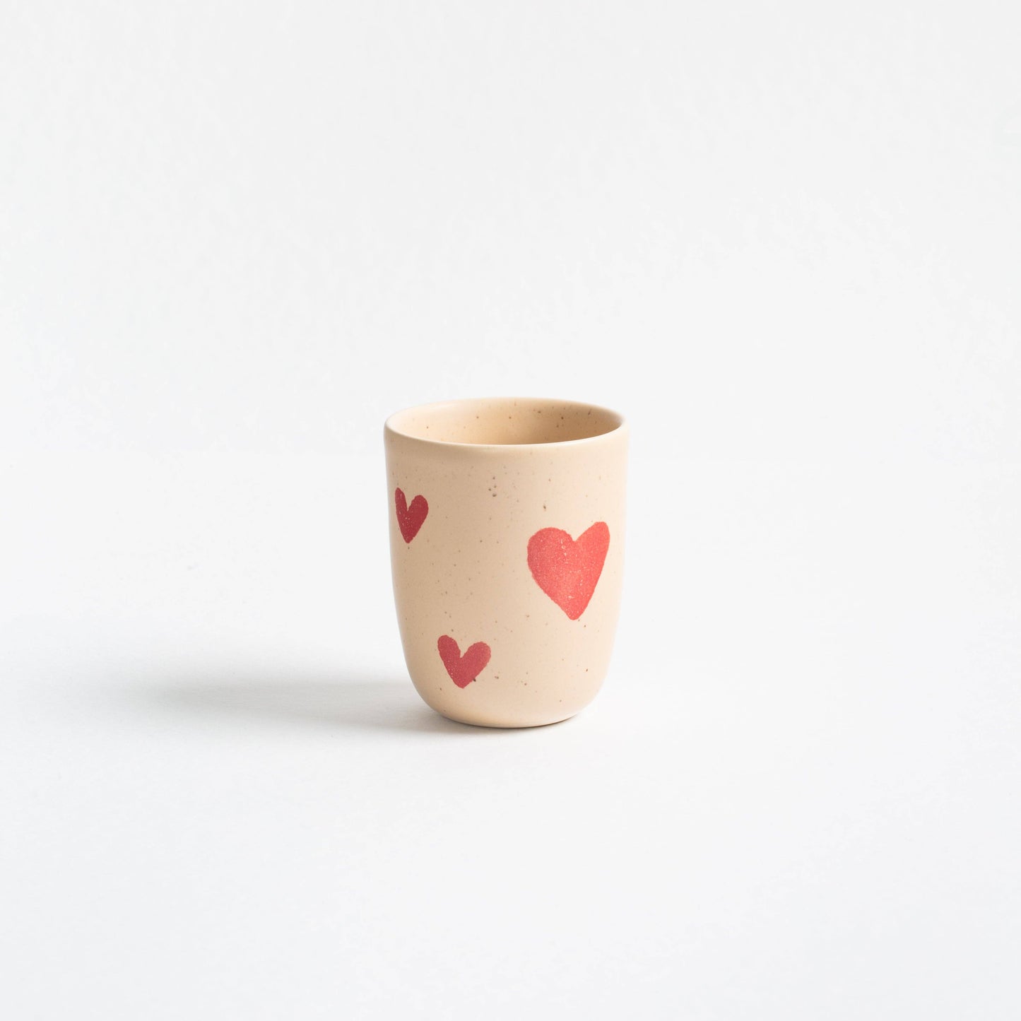 "Cozy Hearts" Becher – Steingut-Tasse von Egg Back Home, 220ml