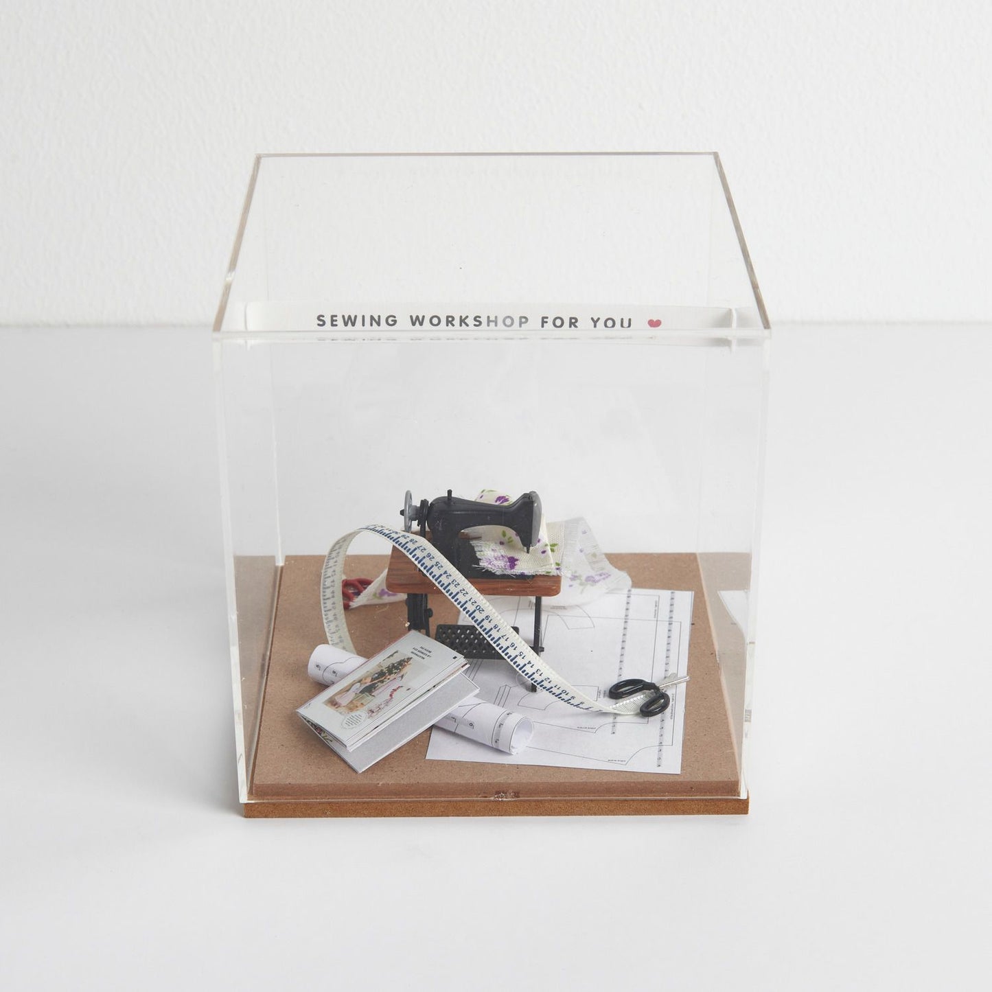 Miniatur-Nähmaschine mit Stoff als Zubehör für die Wichtelwelt