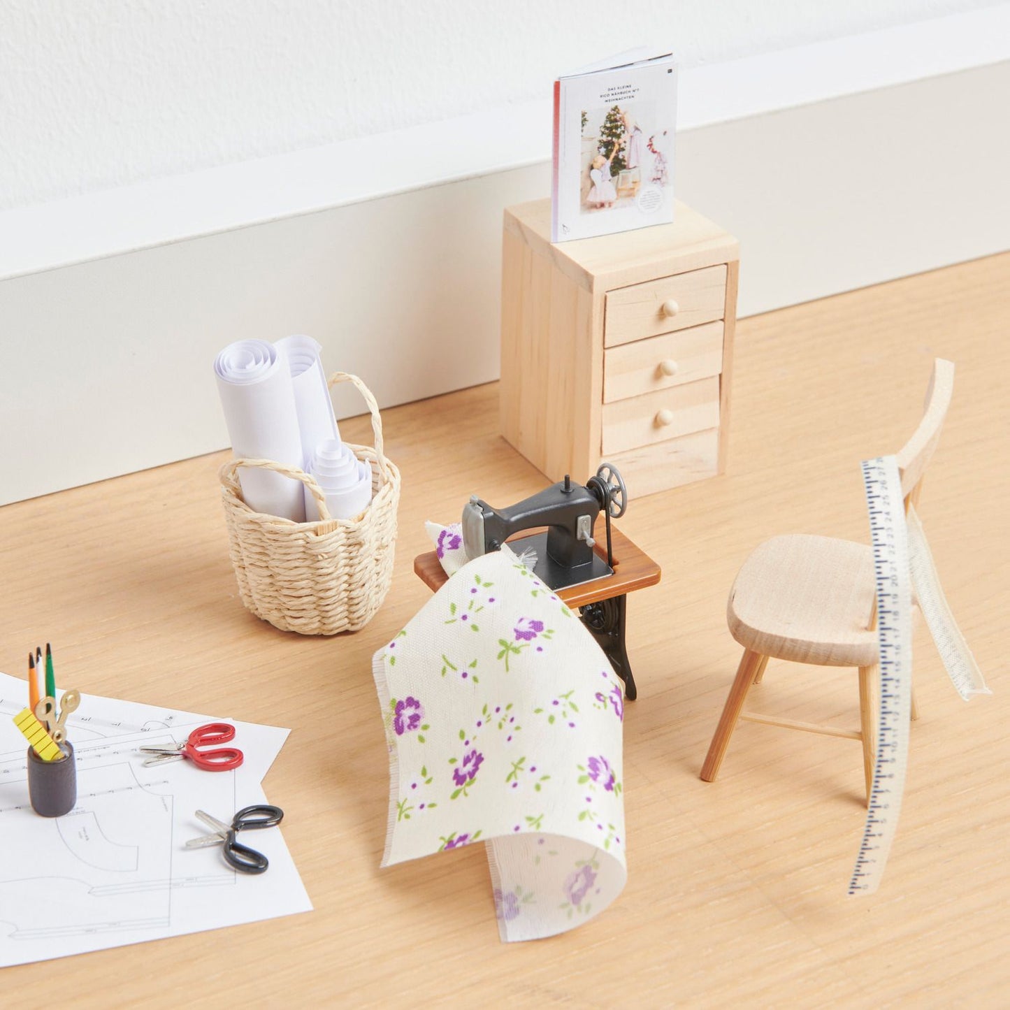 Miniatur-Nähmaschine mit Stoff als Zubehör für die Wichtelwelt