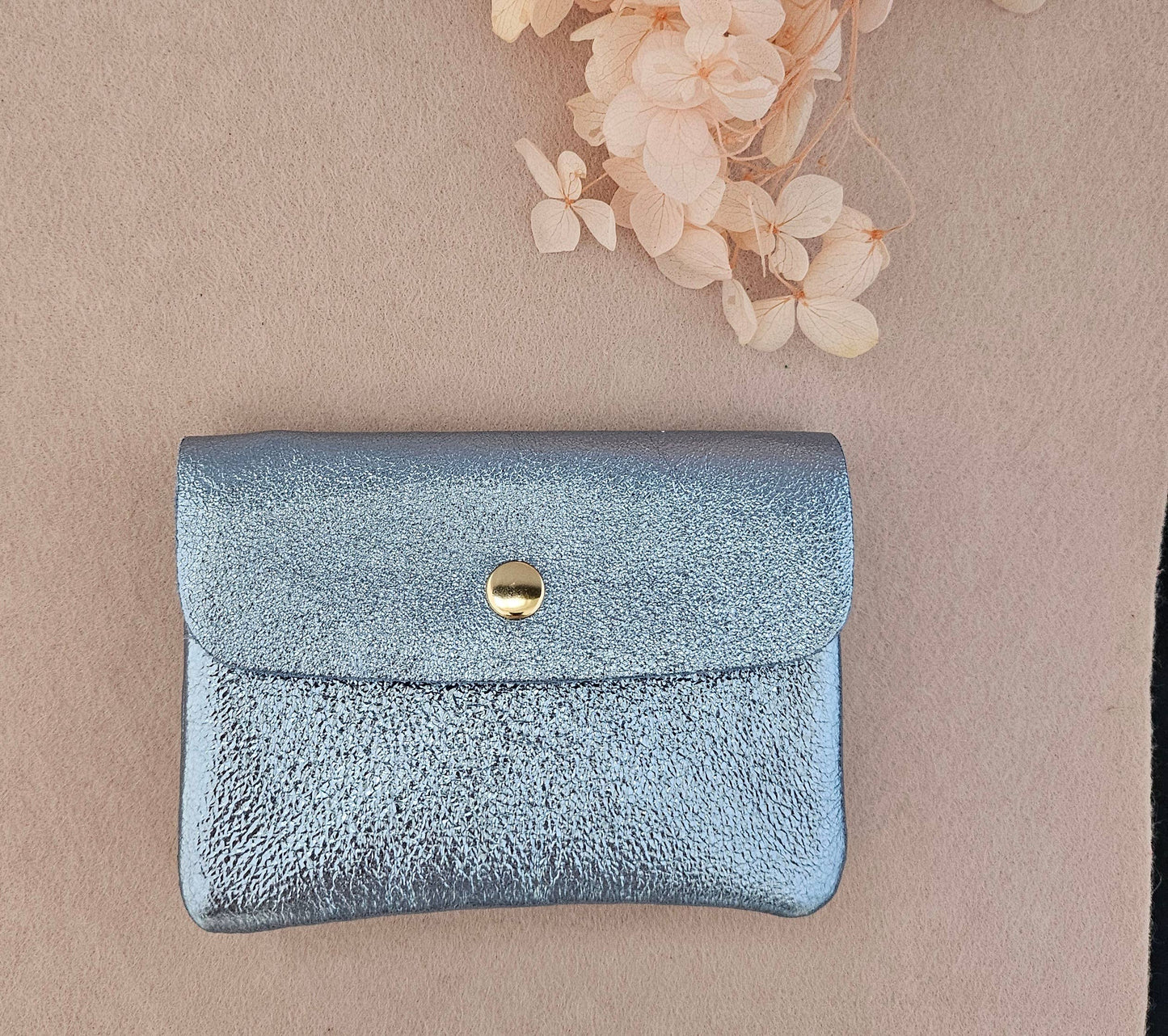 Kleine, stylische Geldbörse in "Hellblau" aus metallischem Leder