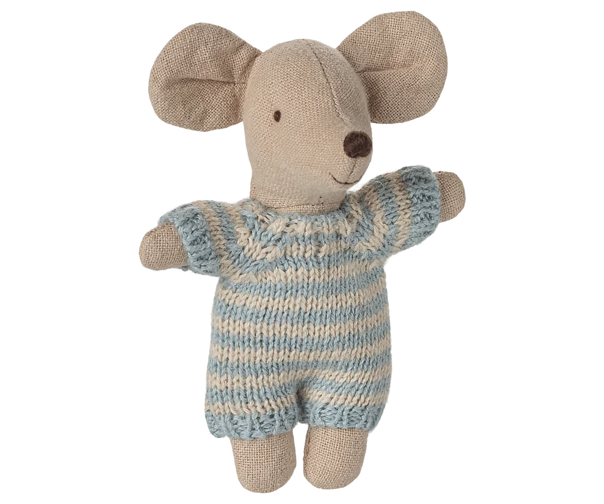 Babymaus mit Tragetasche "Blau" von Maileg - perfekt für das Mäusehaus