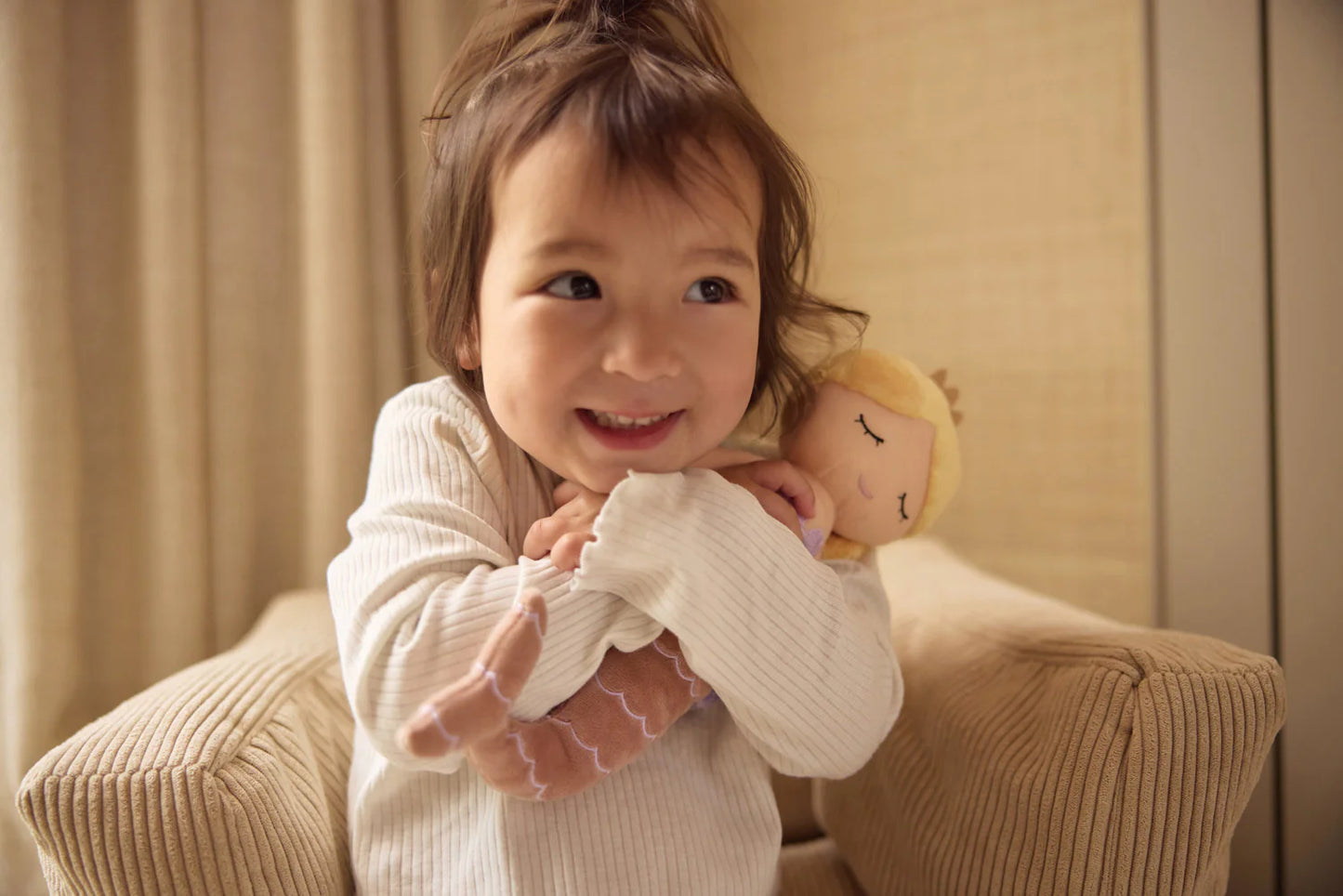 Der stylische Cordsessel in beige von Jollein ist perfekt für Kinderzimmer für Kinder ab 1 Jahr.