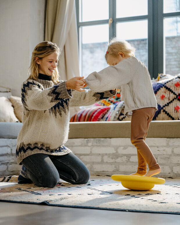 Die Balanceboards von Stapelstein sind eine tolle Geschenkidee für Kinder ab 2 Jahren. Kinder lernen mit den Boards Balance zu halten. Sie können ganz einfach mit den Stapelsteinen kombiniert werden.