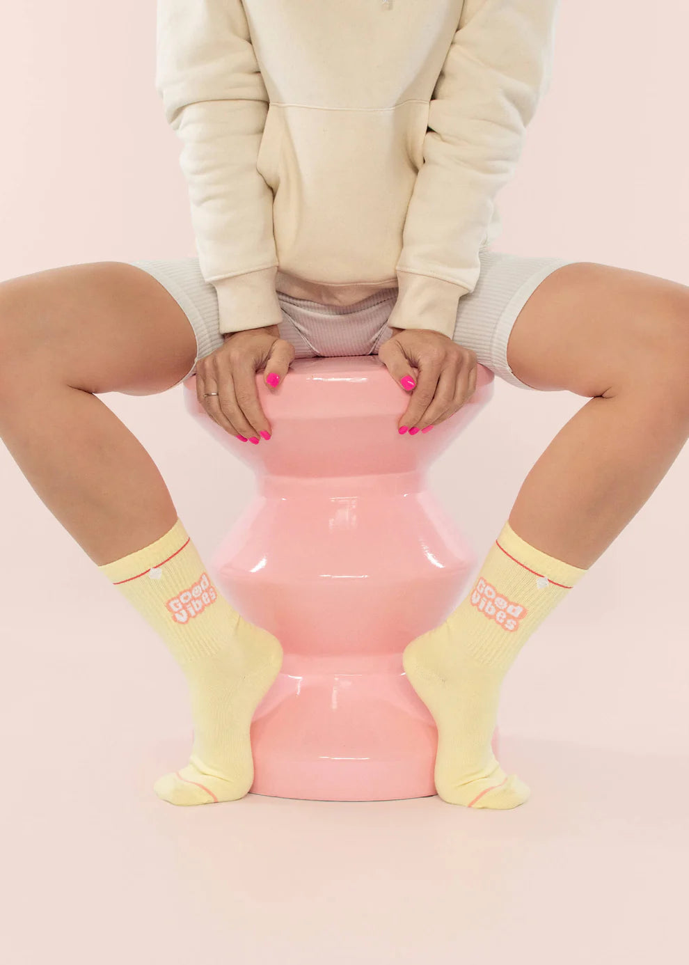 Gelbe Tennissocken "Good Vibes" von J. Clay für Frauen und Männer