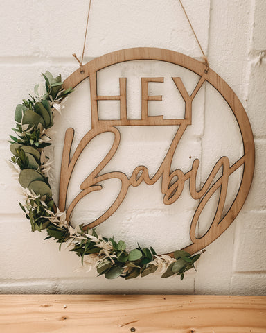 “Hey Baby” rundes Holzschild als Geschenkidee zur Geburt