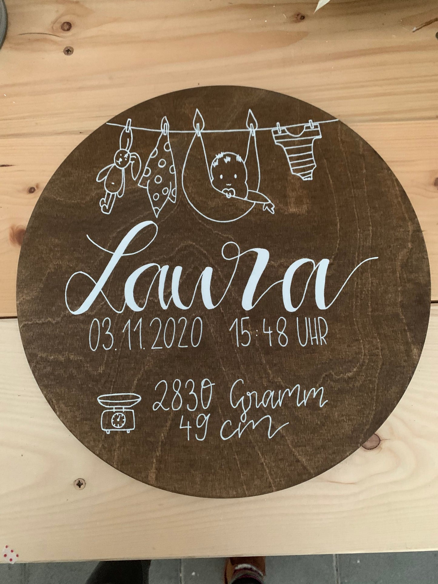 Holzschild mit Babyzeichnung mit Geburtsdaten