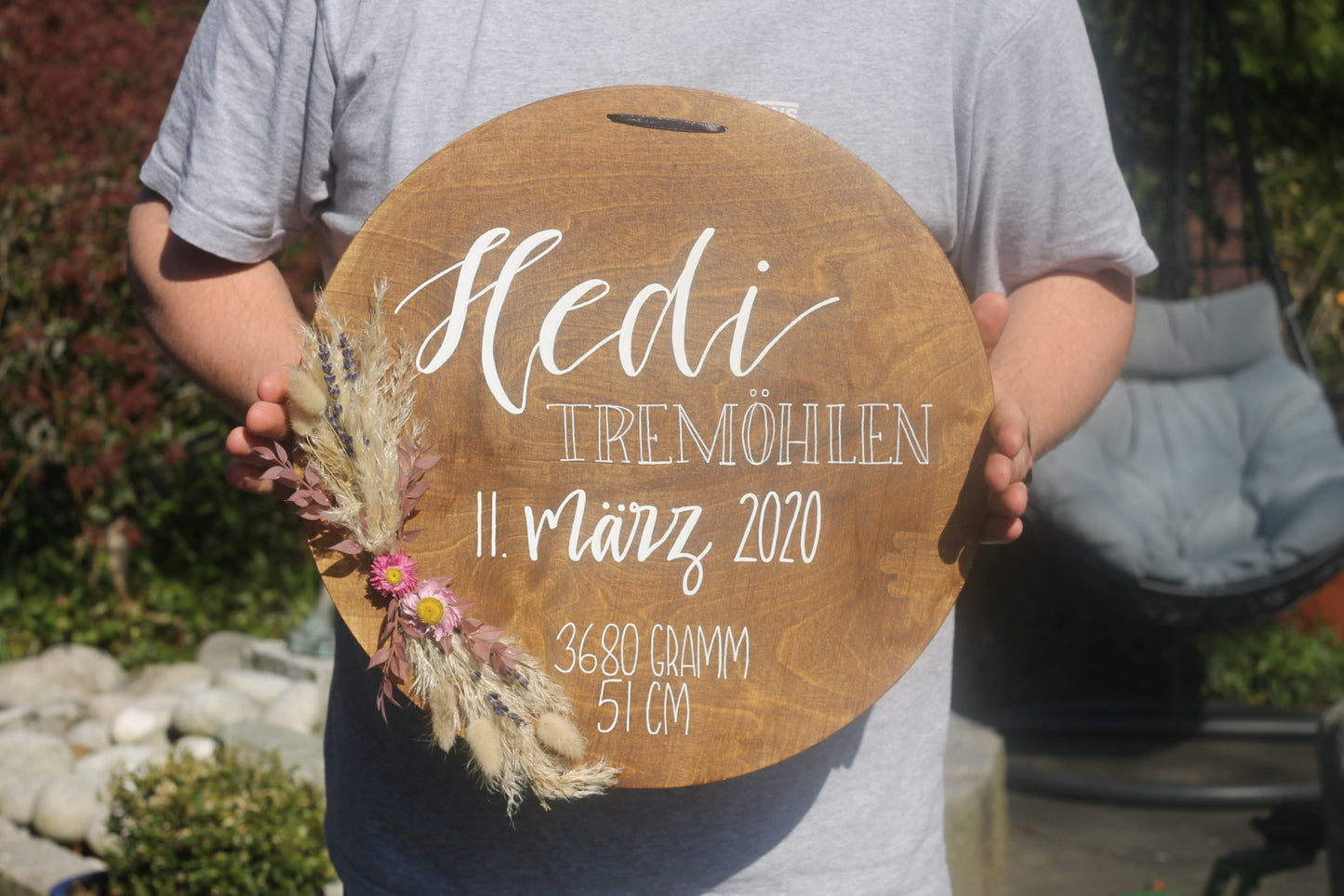 Geschenkidee zur Geburt: Rundes Holzschild mit Geburtsdaten