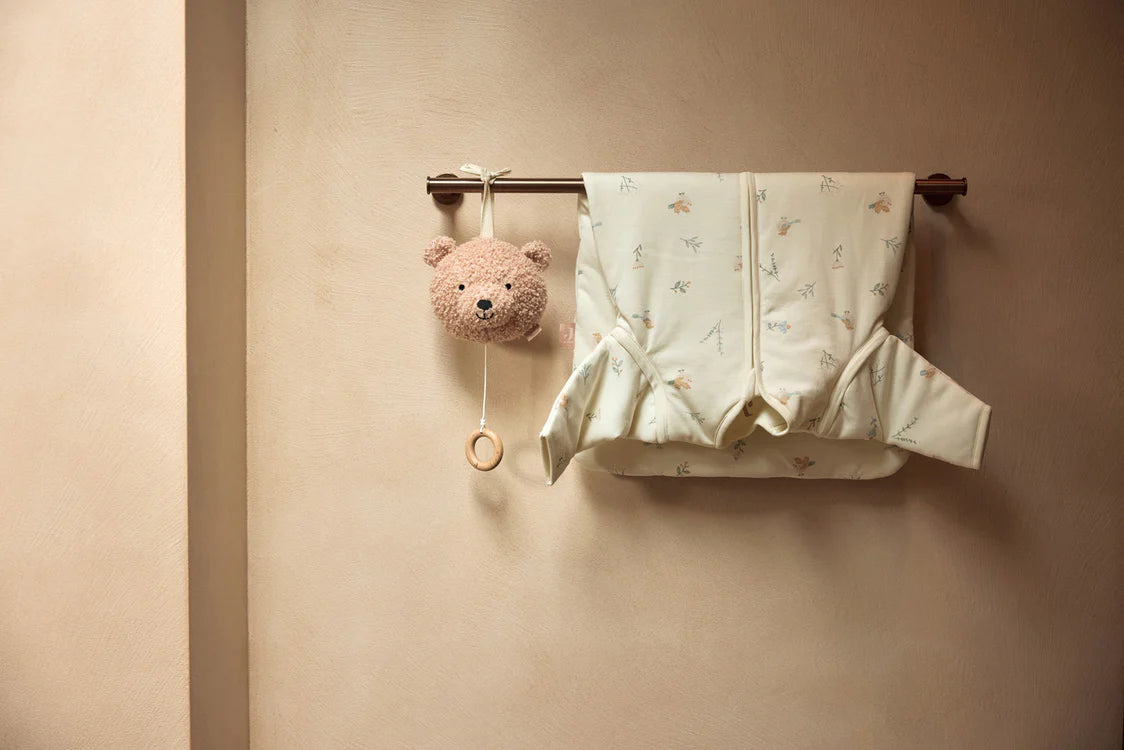 Kuschelige Teddybär-Spieluhr von Jollein, Farbe "Wild Rose"