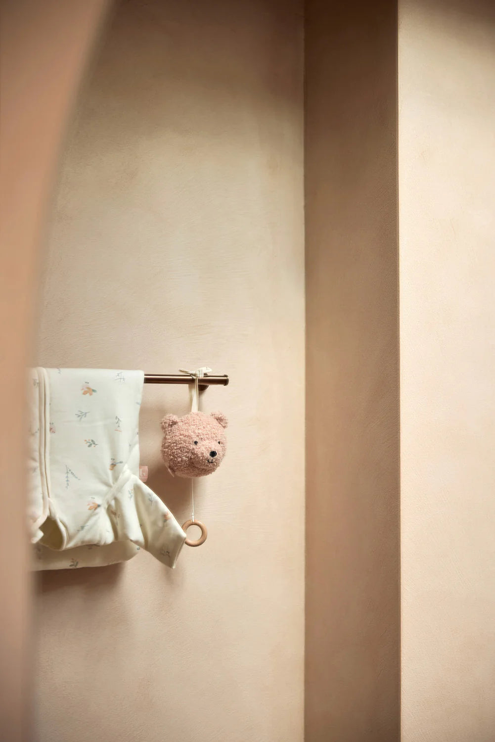 Kuschelige Teddybär-Spieluhr von Jollein, Farbe "Wild Rose"