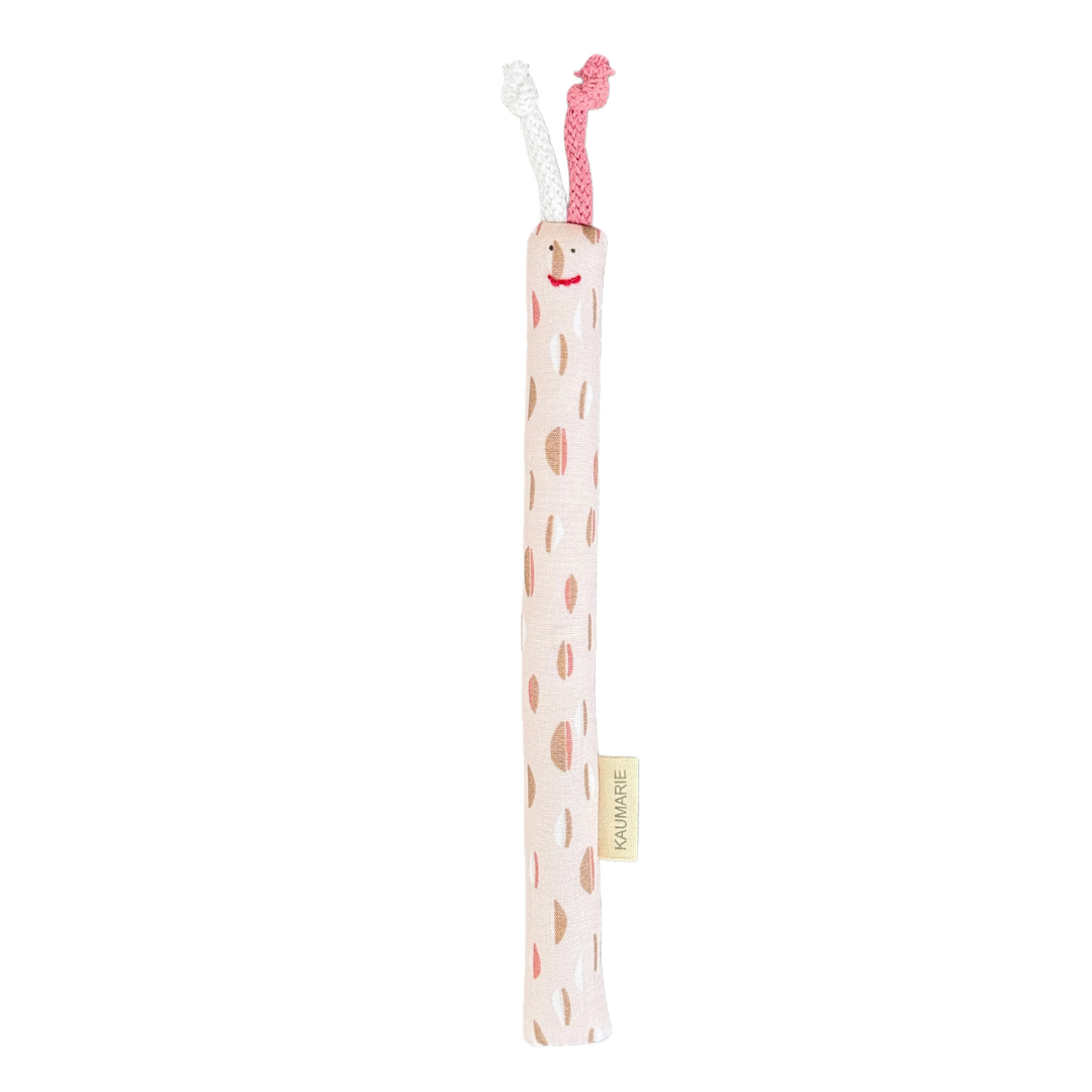 Die Zahnungshilfe Kaumarie ist die beliebte Alternative zum Beissring. Sie hilft Babys ab Geburt beim Greifen und Zahnen. Man kann sie einfach in der Waschmaschine waschen.