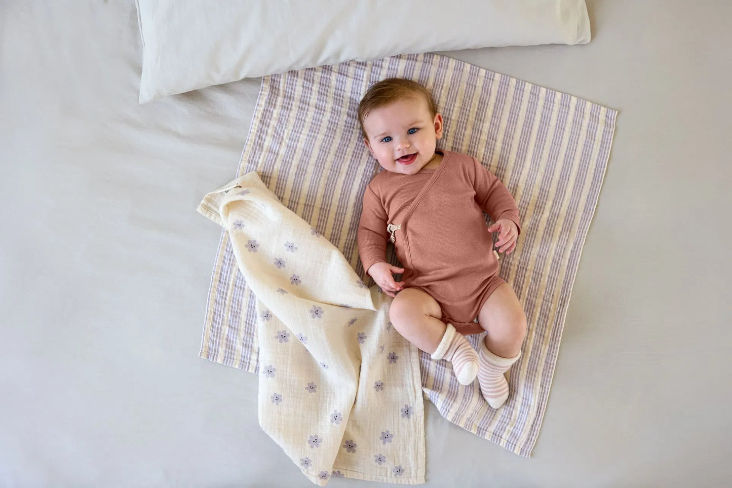 Baby trägt rosa Babysocken "Ente" von Lässig - 3er Set Baby-Socken aus weichem Material, atmungsaktiv und rutschfest für ersten Tragekomfort