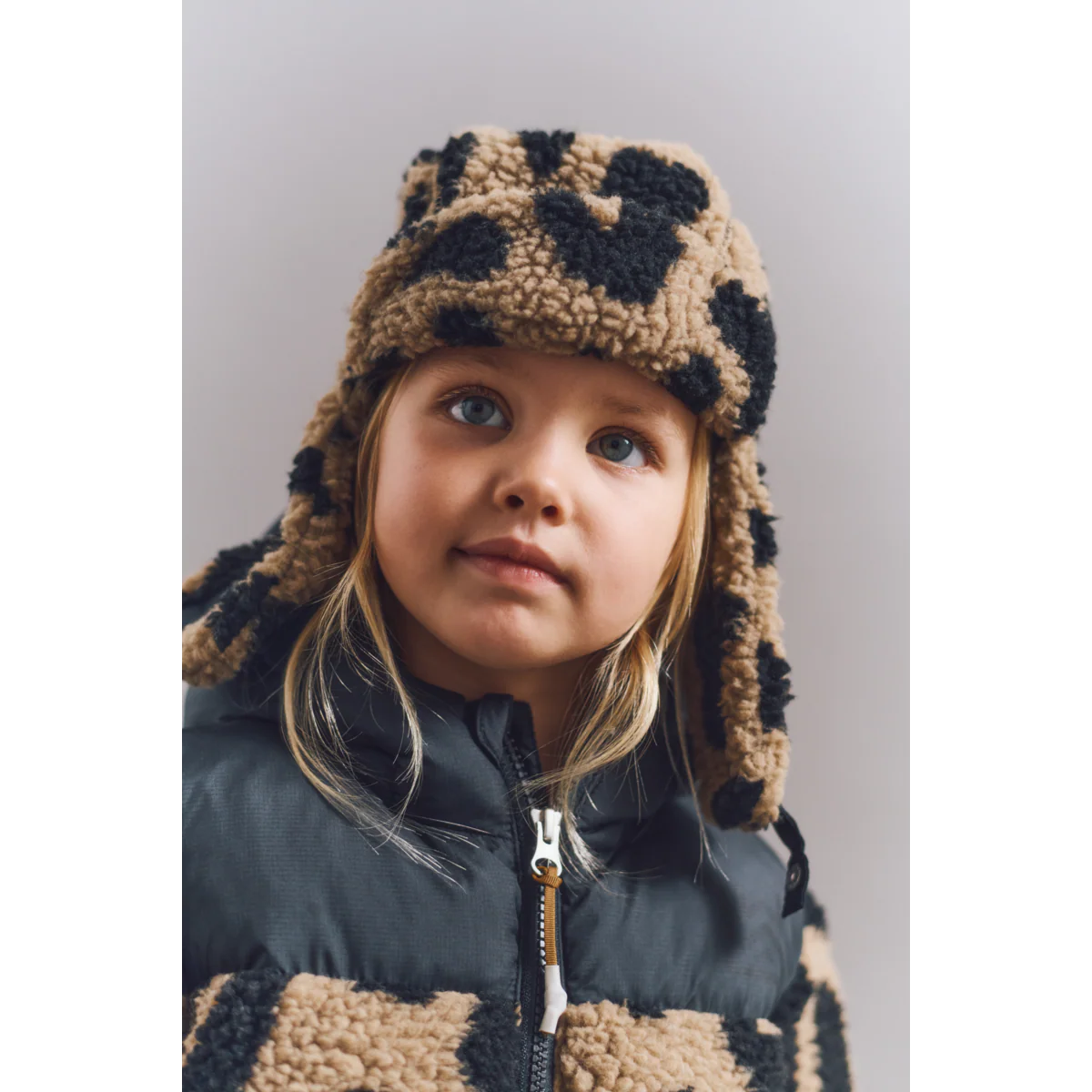 Die Liewood Fliegermütze "Bravo" ist perfekt für Kinder von 1-7 Jahre. Die Ohren und der Kopf sind gut gewärmt. Das angesagte Leo-Muster macht sie zu einem absoluten Fashion-Piece im Herbst und Winter.