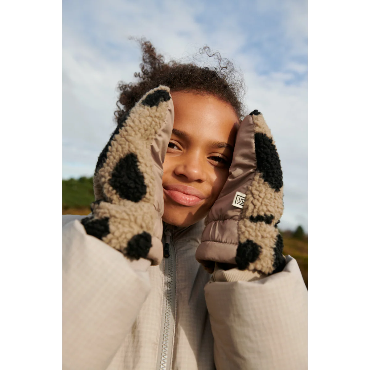 Die Handschuhe Grethe mit Leo Muster von Liewood sind perfekt für Schlittenfahrten, Ski-Trips und kalte Wintertage.