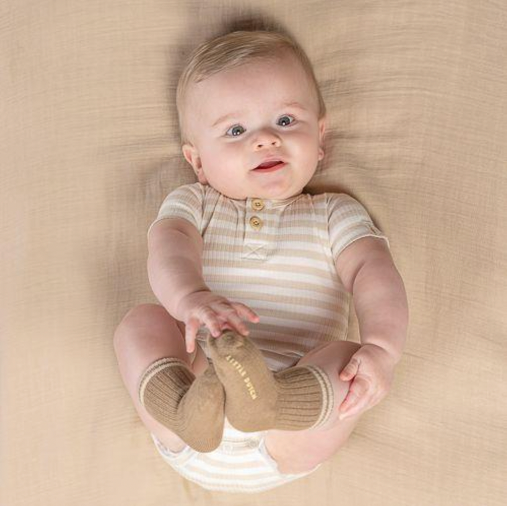 Die Little Dutch Babysocken gibt es in zwei verschiedenen Größen. Das 3er Set ist eine tolle Geschenkidee zur Geburt.