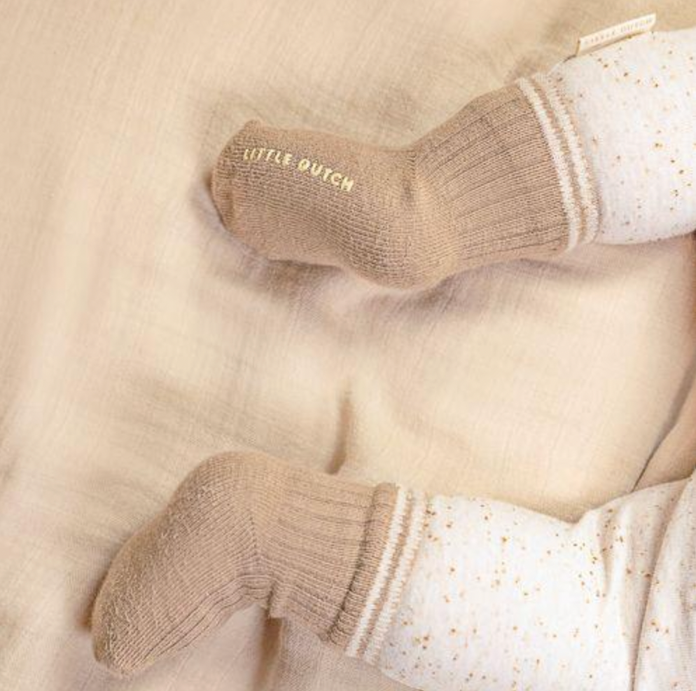 Die Little Dutch Babysocken gibt es in zwei verschiedenen Größen. Das 3er Set ist eine tolle Geschenkidee zur Geburt.