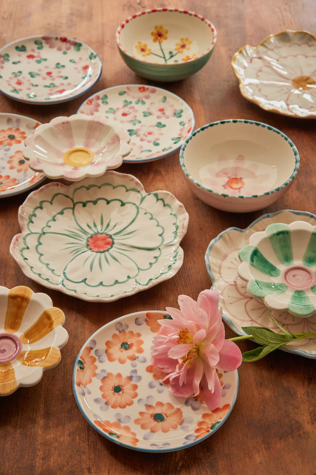 Kleine Keramikschale in grün in Blütenform, handbemalt