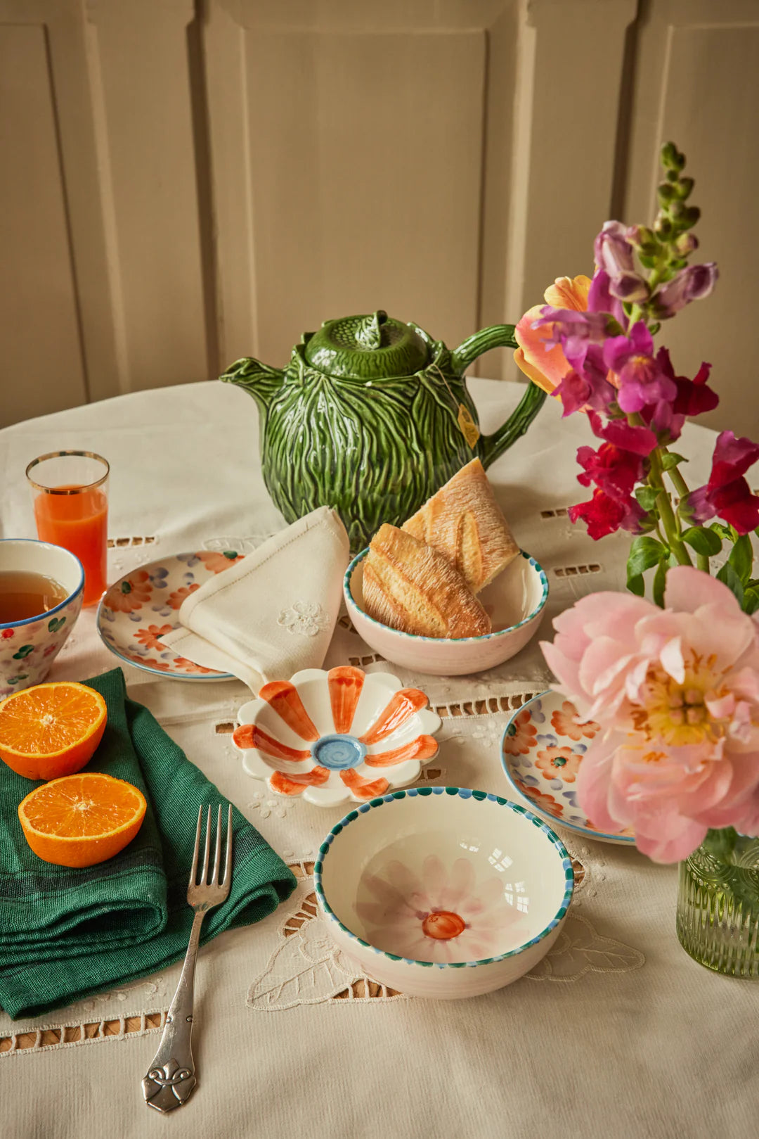 Kleine Keramikschale in orange in Blütenform, handbemalt