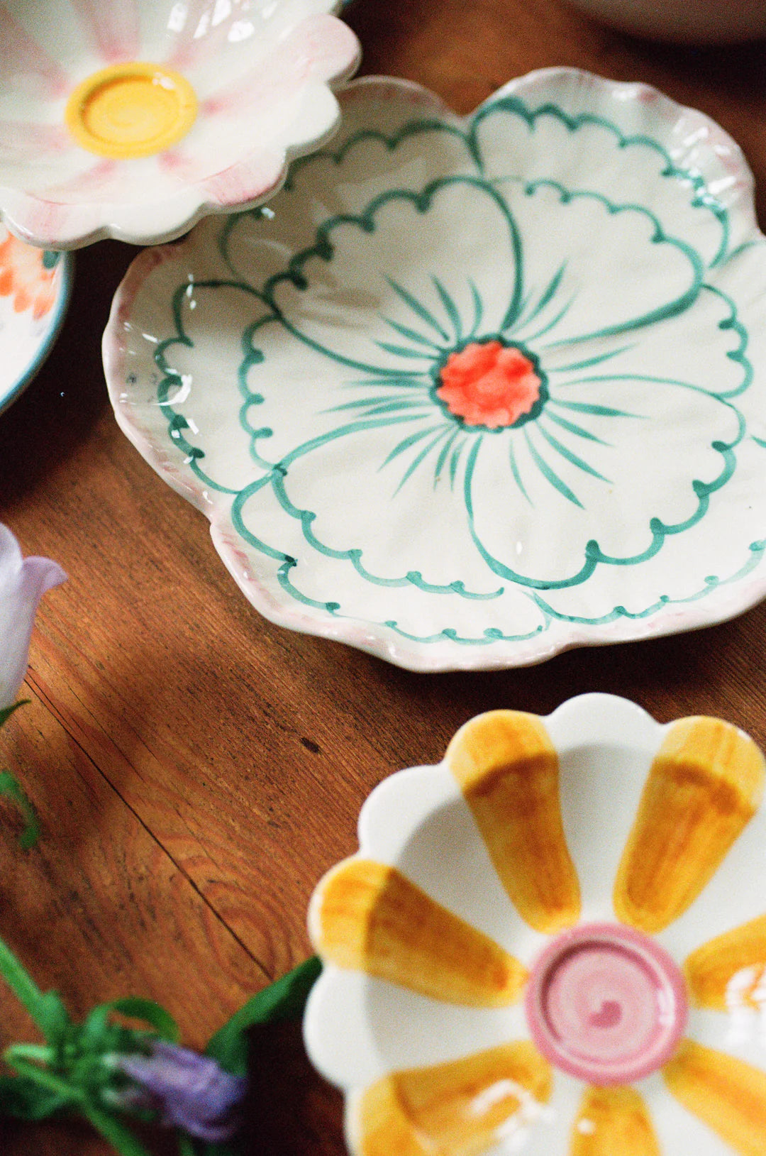 Kleine Keramikschale in gelb in Blütenform, handbemalt