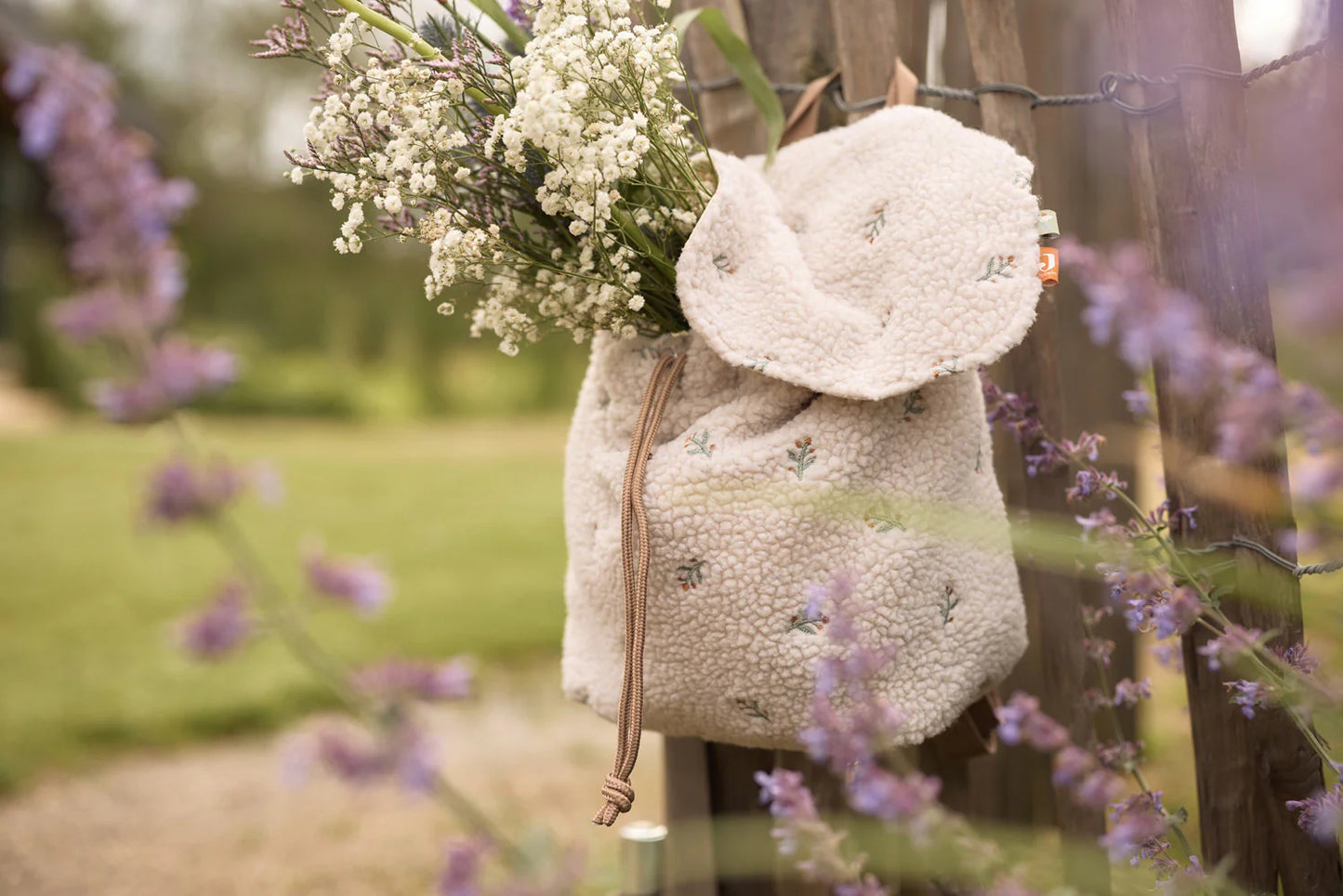 Der Rucksack im Teddy Lovely-Design von Jollein ist perfekt für Kinder ab 2-3 Jahren. Mit seinem angesagtem Boucle Stoff ist er angenehm weich zu tragen und hat genügend Volumen um Brotdose, Trinkflasche und Co. zu transportieren.