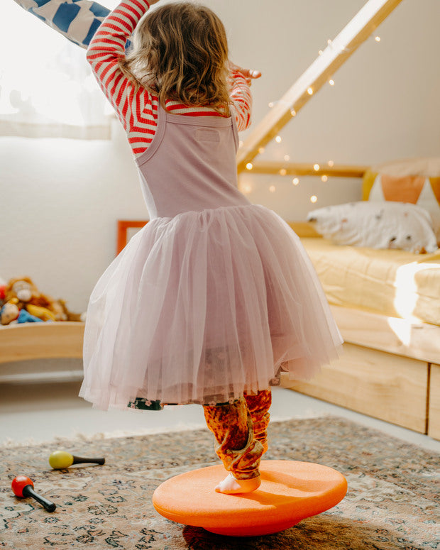 Die Balanceboards von Stapelstein sind eine tolle Geschenkidee für Kinder ab 2 Jahren. Kinder lernen mit den Boards Balance zu halten. Sie können ganz einfach mit den Stapelsteinen kombiniert werden.