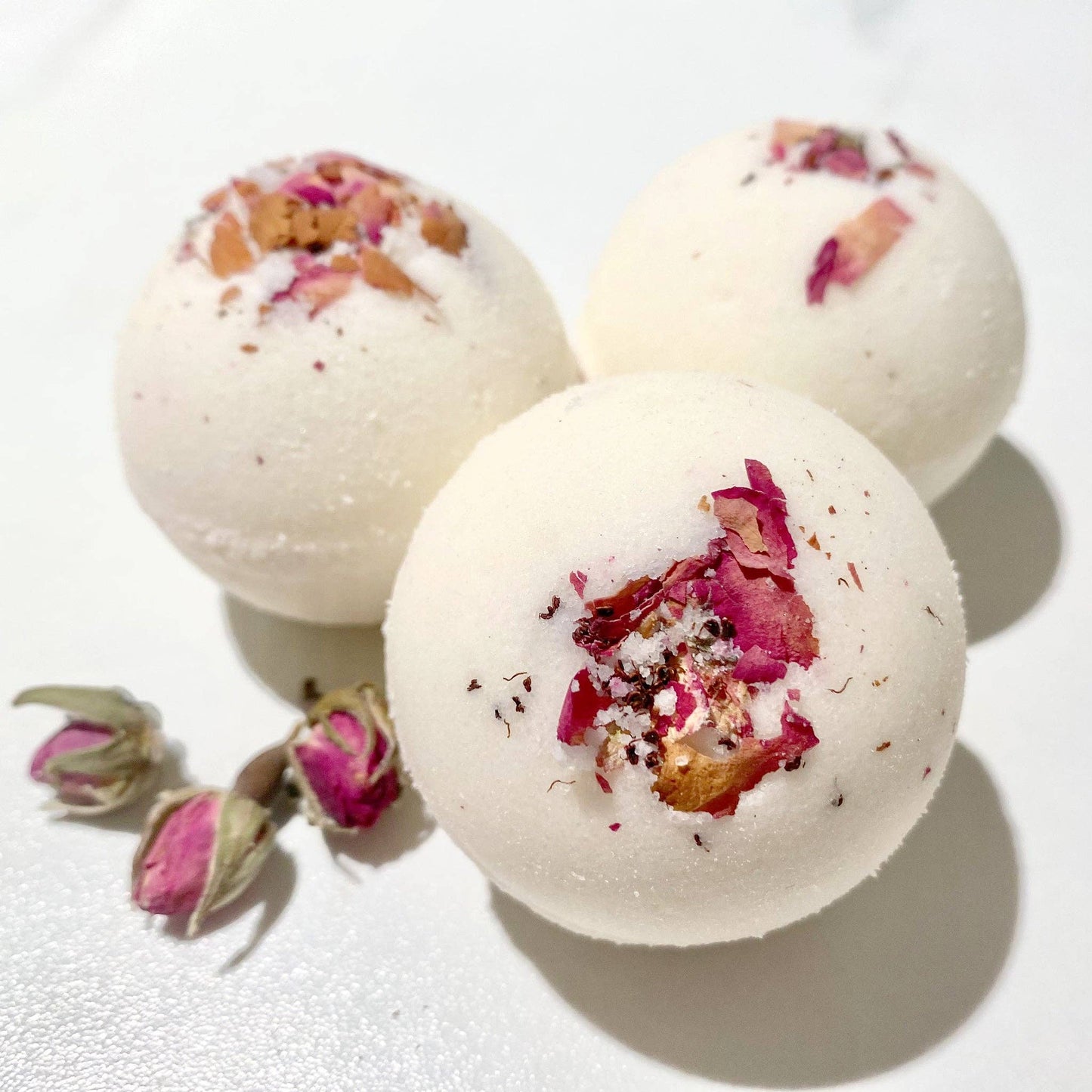 Handgefertigte Badekugel „Rose" – drei weiße Badekugeln mit getrockneten Rosenblättern und Rosenknospen, gepflegt mit Bio-Sheabutter und Mandelöl, sorgt für ein entspannendes Spa-Erlebnis für Zuhause