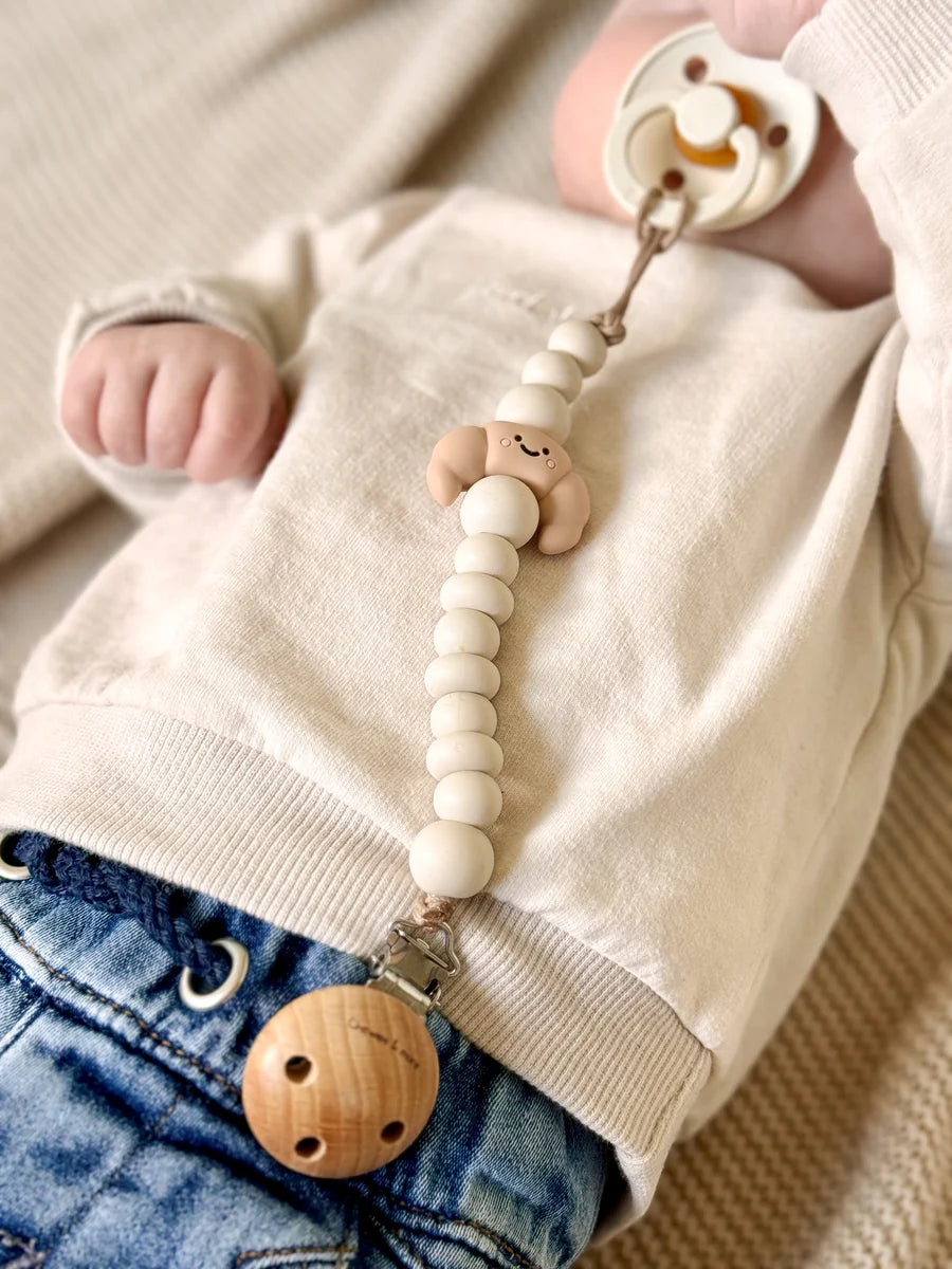Schnullerkette mit Crossaint-Motiv von Chewies&more, verschiedene Farben
