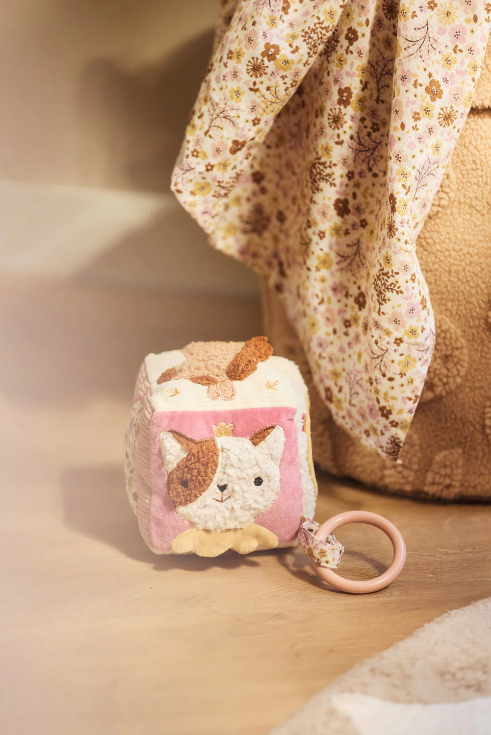 Jollein Fühlwürfel Flower Fairies – Motorikspielzeug für Babys, ideales Geschenk zur Geburt oder Babyparty