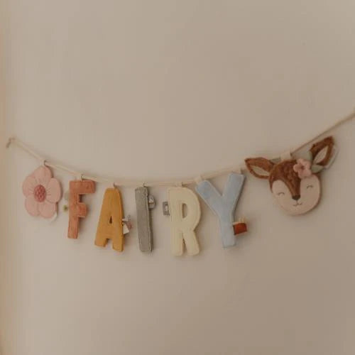 Little Dutch Buchstabengirlande „FAIRY“ mit Reh-Anhänger aus der Forest Friends Kollektion – schöne Kinderzimmerdeko und Geschenkidee zur Geburt oder Taufe