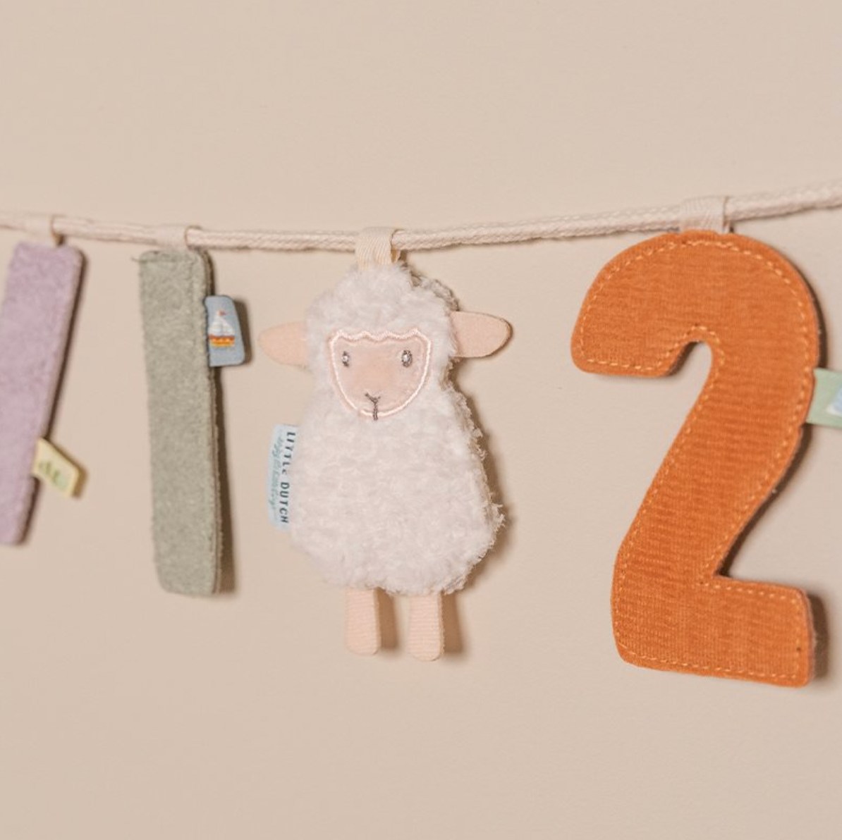 Little Dutch Girlanden-Anhänger Schaf mit Zahl an der Kordel – schöne Kinderzimmerdeko und Geschenkidee zur Geburt oder Taufe