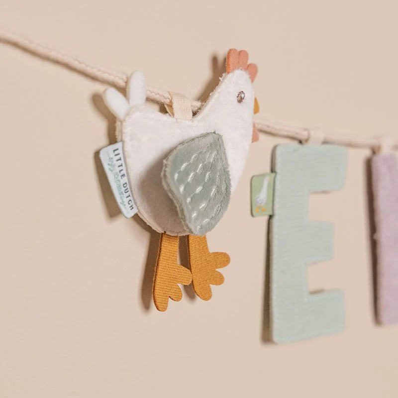 Little Dutch Buchstabengirlande mit Huhn-Motiv und Stoffbuchstaben – Detailansicht zum Personalisieren des Kinderzimmers bei Burgfrollein