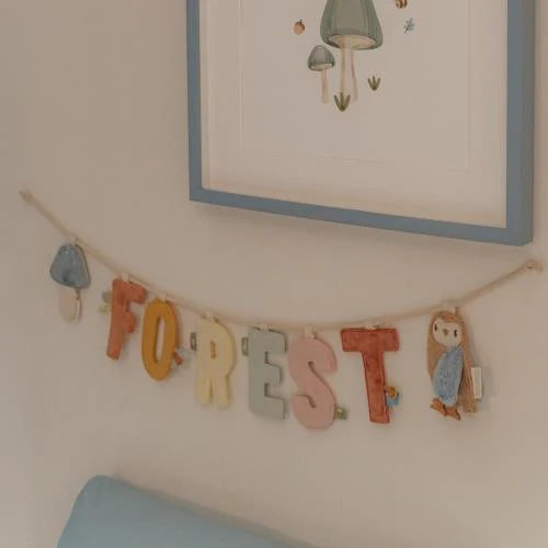 Little Dutch Buchstabengirlande „FOREST" aus Stoffbuchstaben mit Pilz- und Eulen-Anhänger aus der Forest Friends Kollektion – Kinderzimmer-Deko bei Burgfrollein