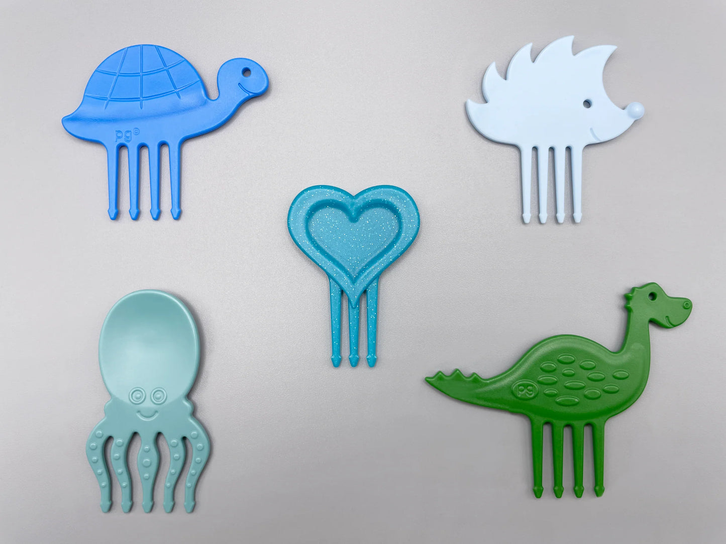 Bouncy Five Pieksi 5er Set von Pieksi und Griffel – fünf Pieksi-Figuren in Blau- und Grüntönen: Schildkröte, Igel, Glitzerherz, Oktopus und Dino
