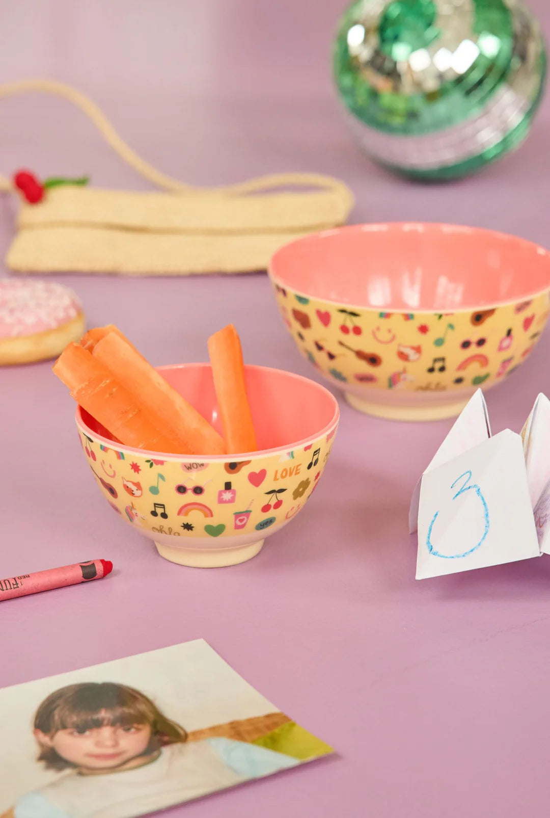 RICE Schüsseln Unicorn Love mit Möhren auf rosa Tisch – Geschenkidee zum Kindergeburtstag