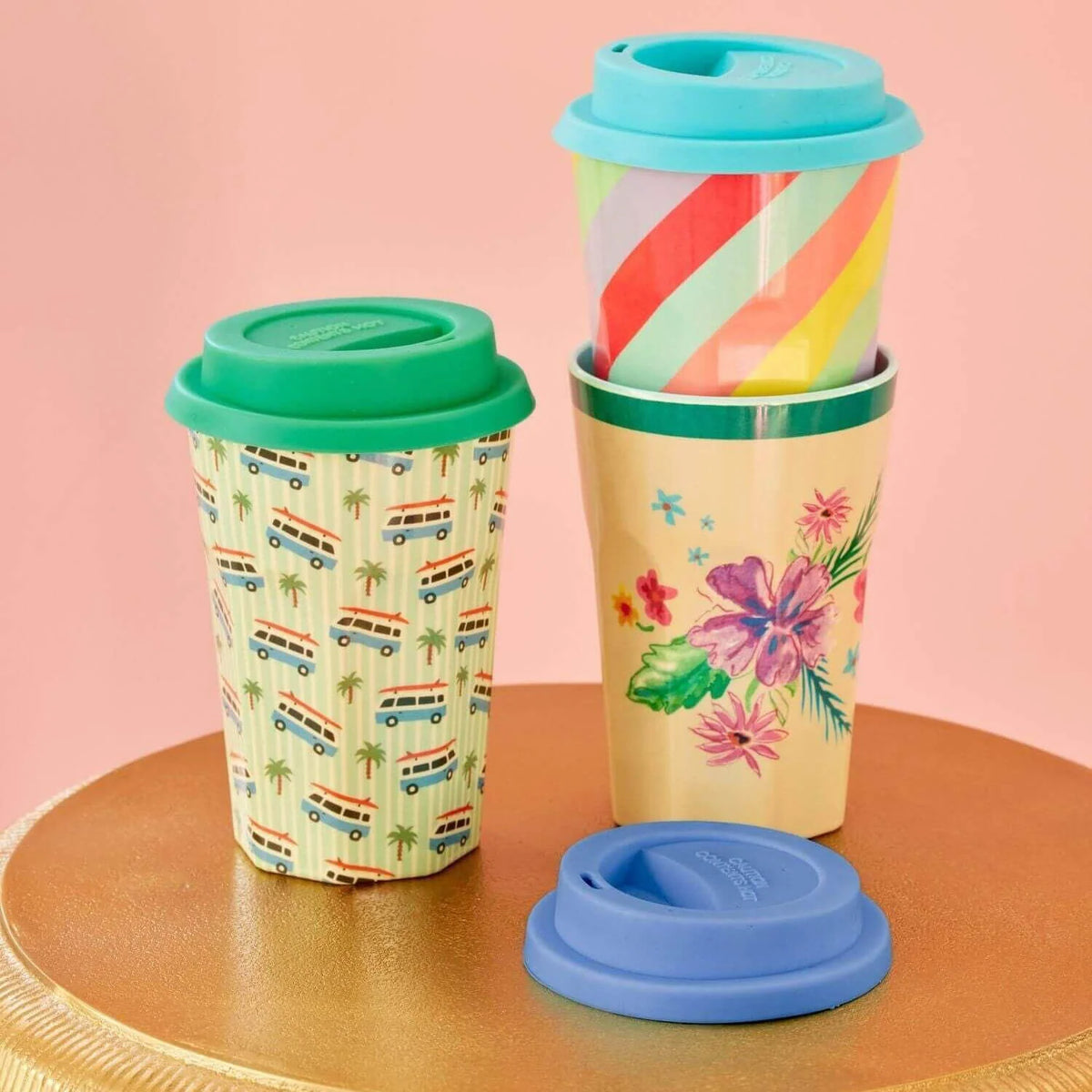 RICE Becher mit Silikondeckeln auf goldenem Tablett – Geschenkidee für unterwegs