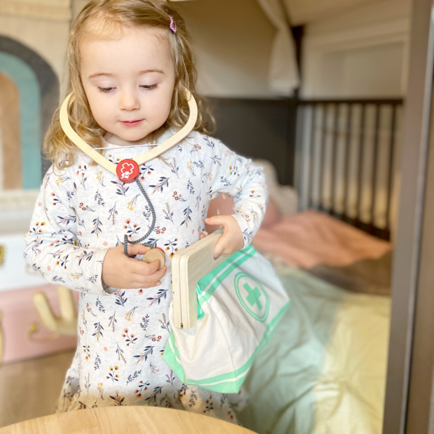 Arzttasche mit Holzspielzeug für Rollenspiele von Small Foot