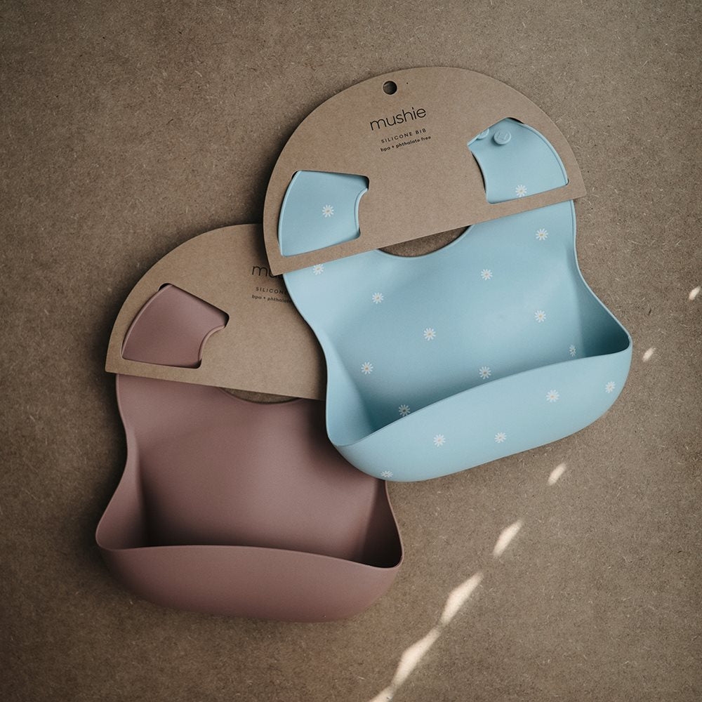 Silikonlätzchen mit Auffangschale von Mushie, "White Daisy"