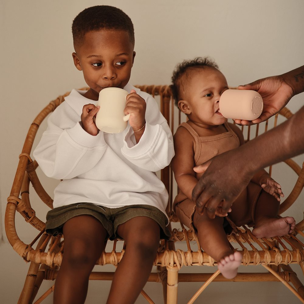 Trinkbecher mit Strohhalm aus Silikon von Mushie, "Blush"