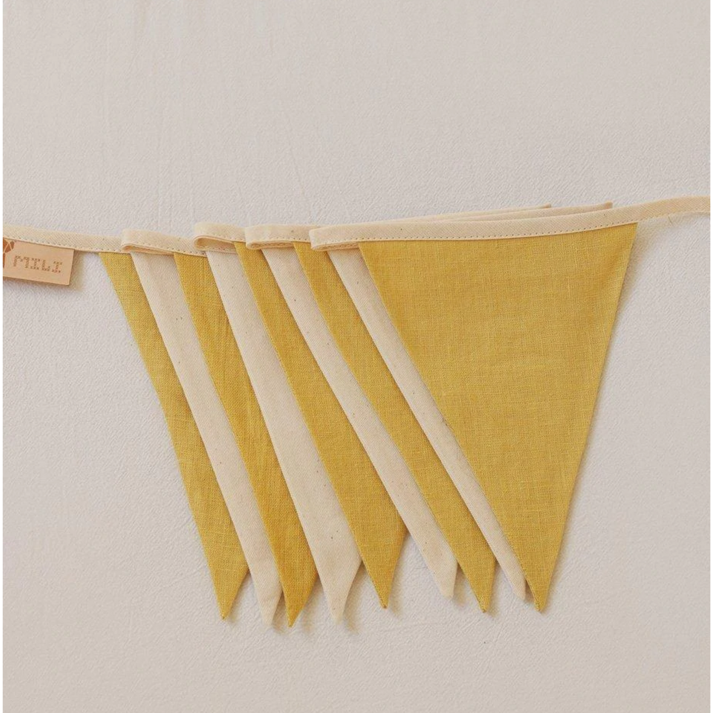 Wimpelkette aus Leinen in Gelb und Creme – Kinderzimmer-Deko aus Naturmaterial