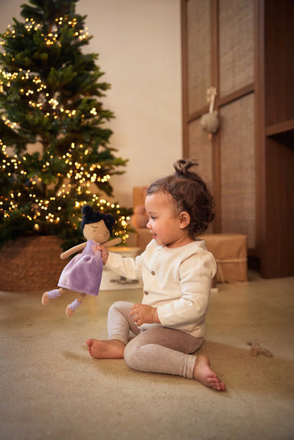Dunkelhäutige Kuschelpuppe "Daisy" von Jollein mit lila Kleid