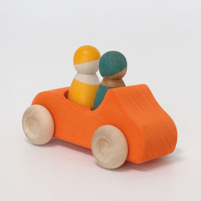 Großes oranges Cabrio von Grimm´s - Holzauto mit zwei Holzmännchen